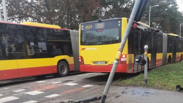 Wrocław: Autobus MPK skosił sygnalizator. 