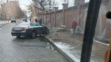 Wrocław: Mercedes staranował przystanek na Tęczowej