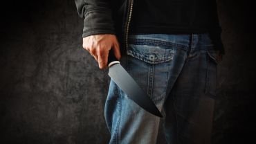 Wrocław: Z nożem w ręku sterroryzował salon optyczny. Wcześniej napadł na pasażera