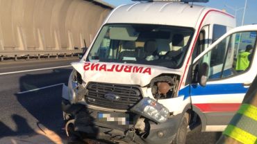 Wrocław: Wypadek na AOW. Zderzyły się trzy auta, w tym karetka pogotowia