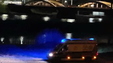 Wrocław: Wędkarz wpadł do Odry i zaczął tonąć. Bohaterska akcja pracowników beach baru