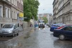 Awaria wodociągowa we Wrocławiu. Zalana jest ulica w centrum [ZDJĘCIA, WIDEO], 
