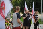 Antyukraiński marsz we Wrocławiu. Jacek Międlar krzyczy, a obok z flagą stoi mała dziewczynka [ZDJĘCIA, WIDEO], 