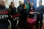Odwiedzili wrocławskich europosłów, bo nie chcą CETA, Akcja Demokracja