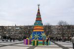 Świąteczne ozdoby na placu Nowy Targ. Kolorowa choinka czy... pisanka?, prochu
