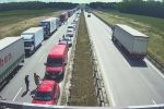 Autostrada A4 w kierunku Wrocławia zablokowana. Tir uderzył w bariery, traxelektronik