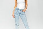 Jeansy mom fit – jak trend z lat 80. przeciwstawił się skinny jeans?, freepik.com