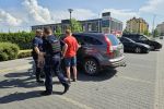 Wrocław: Dziecko uwięzione w aucie w upale, policja rozbiła szybę, mgo