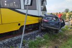 Pociąg zgniótł auto pod Wrocławiem. Kierowca nie żyje, trwa naprawa torów [ZDJĘCIA], ło