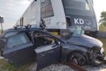 Pociąg zgniótł auto pod Wrocławiem. Kierowca nie żyje, trwa naprawa torów [ZDJĘCIA], ło