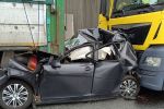 Chwila nieuwagi przyczyną wypadku na AOW. Kierowca nie zauważył korka. Seat zmiażdżony przez tiry, KMW Wrocław
