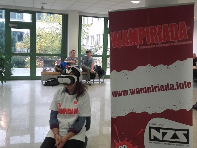 Wampiriada we Wrocławiu. Studenci w wirtualnych goglach na głowie oddają krew, mat. prasowe