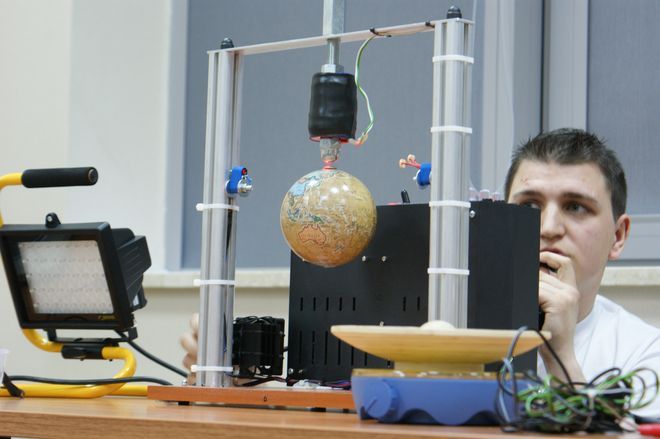 OmNIBus: Uczniowie zainteresowani fizyką, materiały prasowe