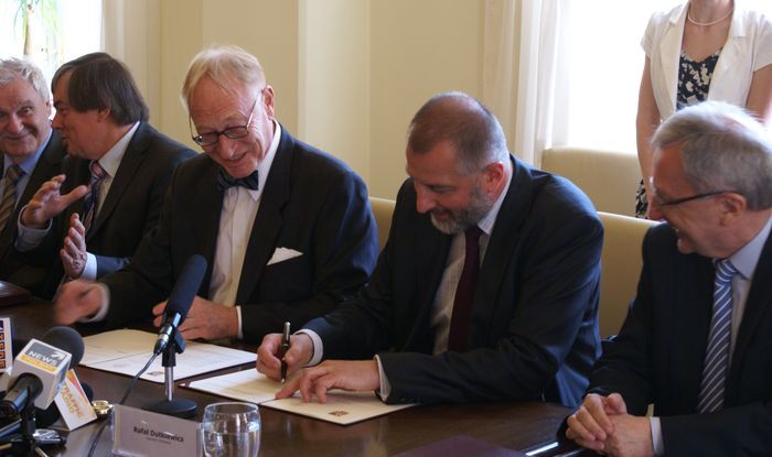 Lars Walløe i Rafał Dutkiewicz podpisują w kwietniu 2011 r. list intencyjny w sprawie utworzenia we Wrocławiu drugiej siedziby AE