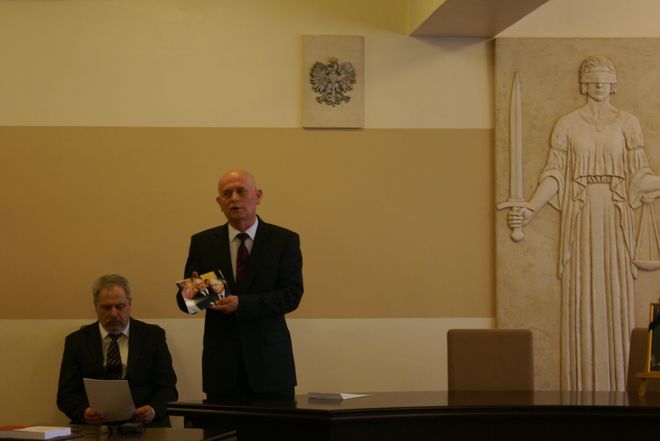 Prof. Zdzisław Kubot pokazuje wspólne zdjęcia z Lechem Kaczyńskim.