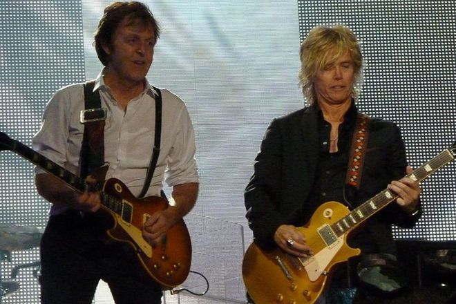Paul McCartney (z lewej) i Brian Ray na koncercie w Dublinie w 2010 roku
