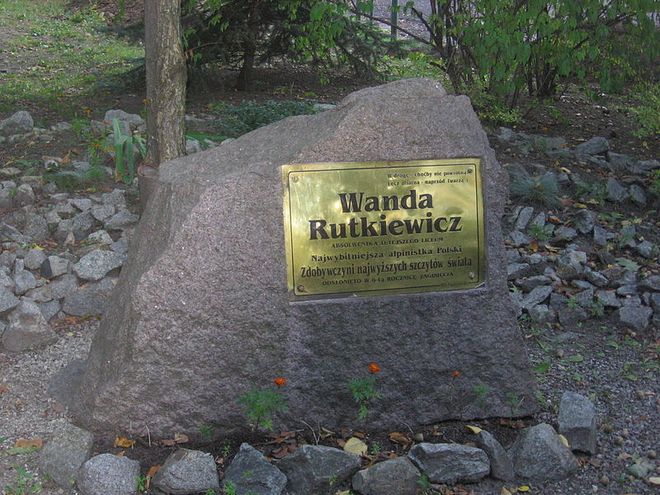 Kamień z tablicą pamiątkową poświęconą Wandzie Rutkiewicz na terenie II Liceum Ogólnokształcącego we Wrocławiu