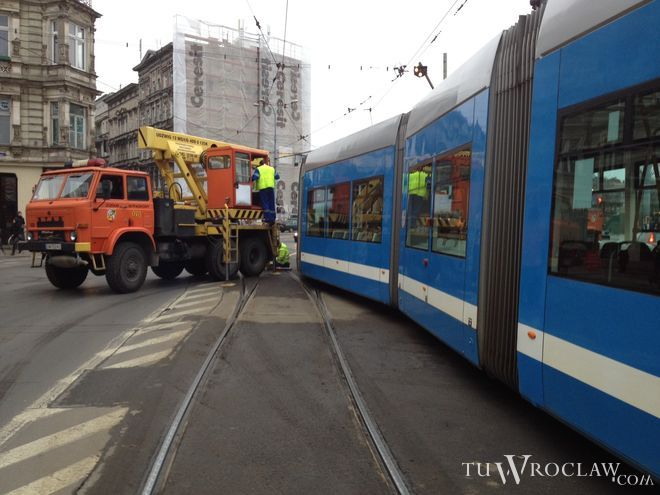 Wykolejenie tramwaju w centrum Wrocławia. Przez godzinę mnóstwo zmian w komunikacji miejskiej, archiwum