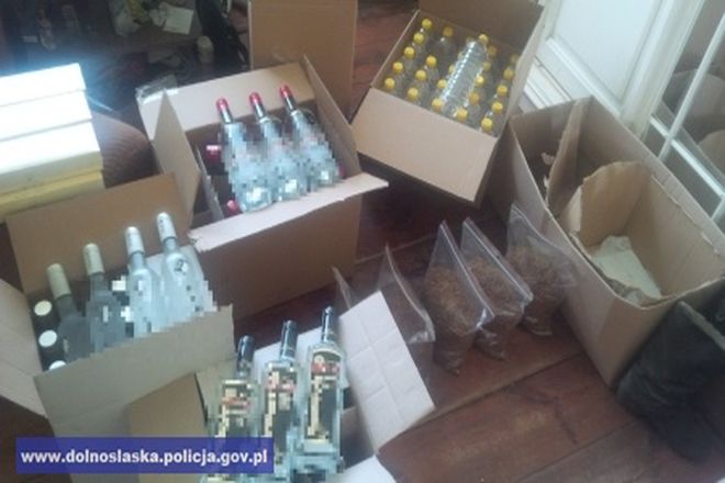 Nielegalna rozlewnia alkoholu i mnóstwo tytoniu odkryte przez wrocławską policję, mat. dolnośląskiej policji