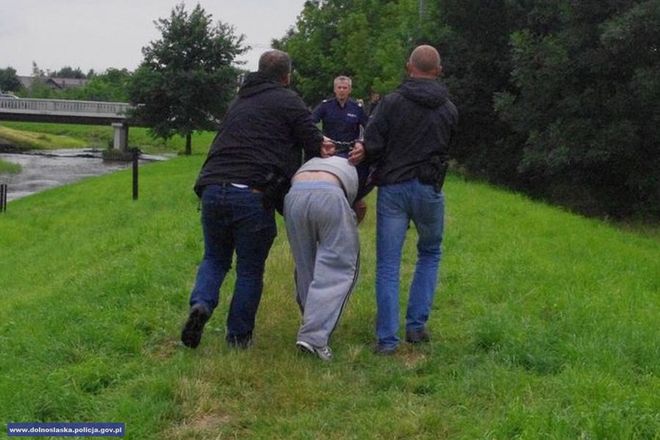 Kompletnie pijani mężczyźni strzelali z broni palnej do kaczek pływających w Odrze, mat. dolnośląskiej policji