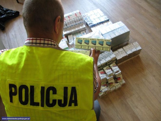Na wrocławskim targowisku sprzedawali nielegalne papierosy i tytoń, mat. dolnośląskiej policji