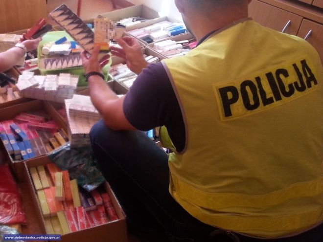 Policja i celnicy zarekwirowali 1800 perfum, odzież, papierosy oraz leki o wartości 300 tysięcy złotych, mat. dolnośląskiej policji