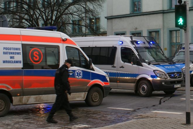 Dramatyczny wypadek we Wrocławiu. Rozpędzone auto potrąciło trzy osoby na pasach, archiwum