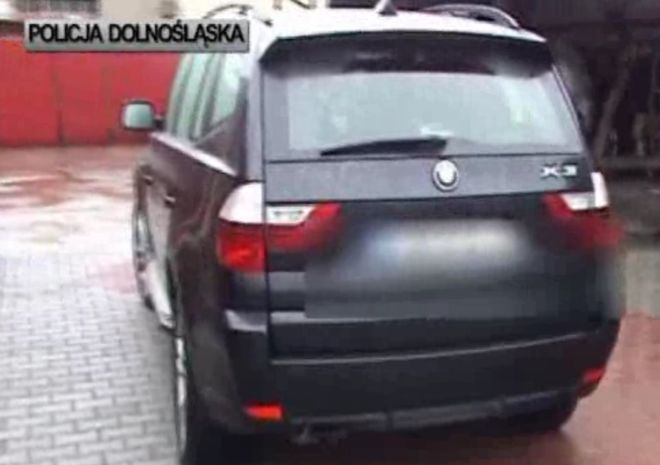Wrocławscy policjanci zlikwidowali dziuplę z luksusowymi samochodami, mat. policji