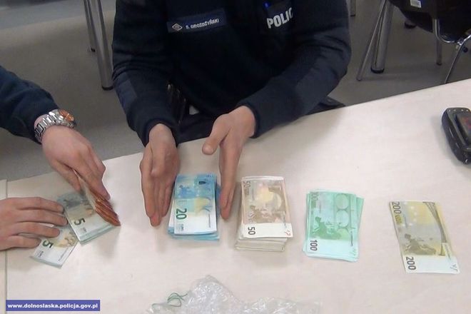 Obcokrajowiec zgubił pod Wrocławiem 10 tysięcy euro. Wiemy, kto znalazł te pieniądze, mat. dolnośląskiej policji