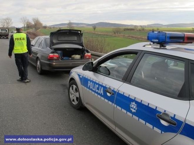Kradzieże paliwa, pościg, łapówka, brak prawa jazdy - dwaj bandyci z BMW złapani przez policję, archiwum