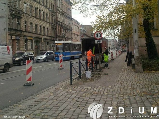 Wzdłuż fragmentu ulicy Traugutta zamontowali barierki, które mają chronić pieszych, mat. prasowe ZDiUM