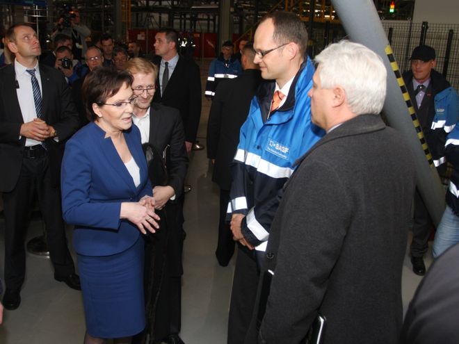 Ewa Kopacz w czasie wizytacji fabryki w Środzie Śląskiej