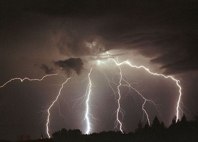 Synoptycy ostrzegają: burze z deszczem i gradobiciem nad Wrocławiem, wikimedia commons
