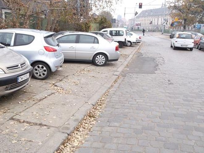Po stronie północnej chodnik na ulicy księcia Witolda jest całkowicie zastawiony przez samochody