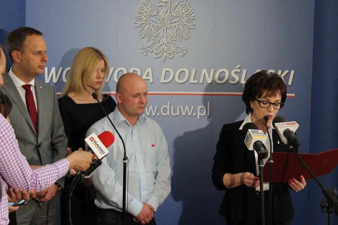 Dariusz Kądziela (w środku) odbiera podziękowania od minister Elżbiety Witek