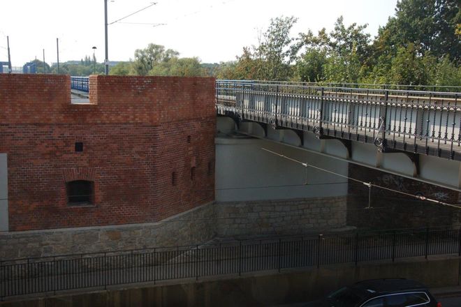 Wrocław ma odnowione prawdziwie artyleryjskie i ozdobne zabezpieczenia kolejowych mostów, mat. prasowe