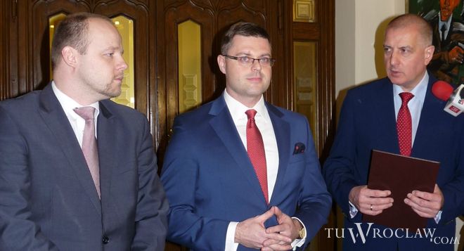 Rafał Dutkiewicz (z prawej) i Jerzy Michalak (w środku) złożyli wspólną deklarację w sprawie kolei aglomeracyjnej