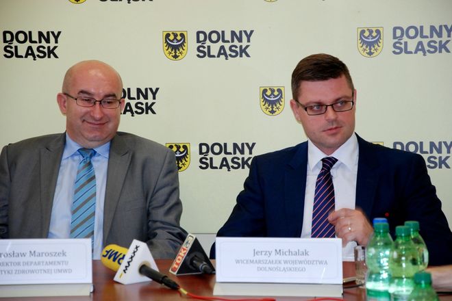 Decyzję ogłosili w środe Jarosław Maroszek (z lewej) i Jerzy Michalak, wicemarszałek województwa