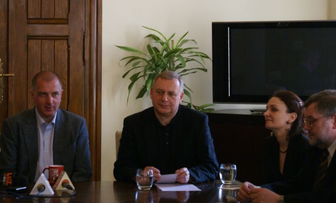 Rafał Dutkiewicz, Roman Gutek, Urszula Śniegowska i Jarosław Broda podczas dzisiejszej konferencji prasowej.