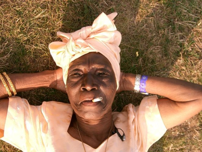 Bi Kidude, 100-letnia ''bosa diva'' Zanizibaru, po dziś dzień popija drinki, pali cygara, flirtuje, tańczy i gra na bębnach.