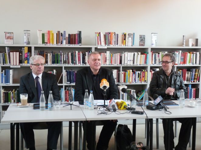 Jarosław Obremski, Roman Gutek oraz Kostas Georgakopulos na konferencj prasowej poświęconej festiwalowi.
