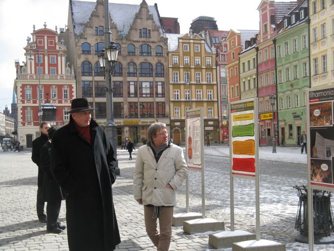 Prezydent Rafał Dutkiewicz i Andrzej Kosendiak, dyrektor Filharmonii Wrocławskiej podziwiają wystawę.
