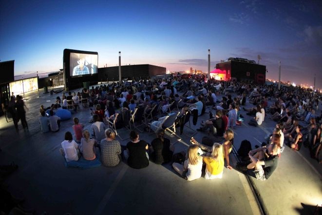 Letnie kino na dachu Renomy przyciąga widzów co roku