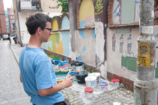 Tomasz Kolisko podczas pracy nad muralem.