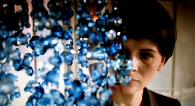 Kadr z filmu ''Trzy kolory: Niebieski''. W rolę wdowy Julie wcieliła się Juliette Binoche. 
