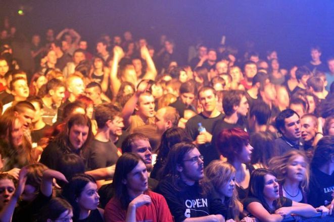 Wrocławska publiczność podczas zeszłorocznej edycji Punky Reggae Live.