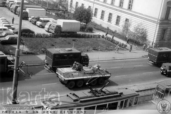 Milicyjne transportery opancerzone SKOT na ulicy Kaimierza Wielkiego.