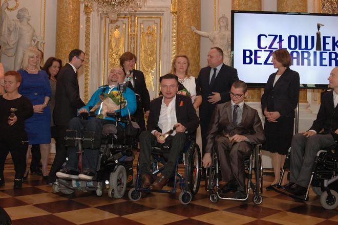 Bartłomiej Skrzyński uhonorowany - na zdjęciu w środku