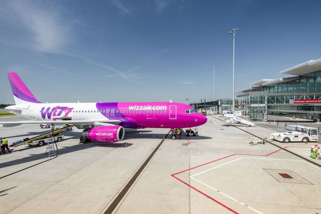 Samolot linii Wizz Air na płycie wrocławskiego lotniska