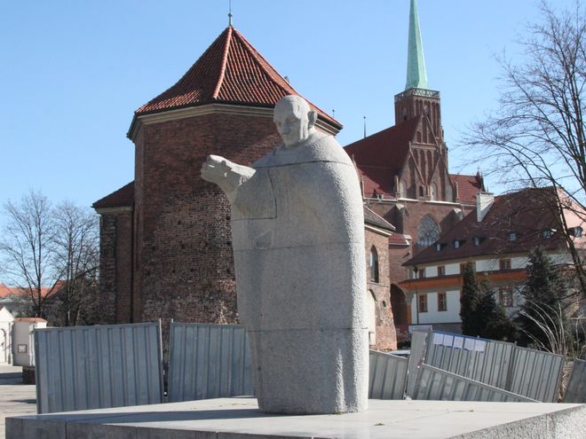 Pomnik Jana XIII stoi na skwerze przy ul. św. Marcina